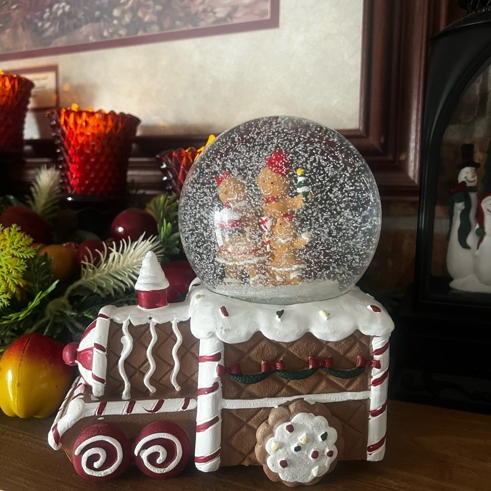 ❤️ Gingerbread Man Christmas Cookie Train Musical Snow globe